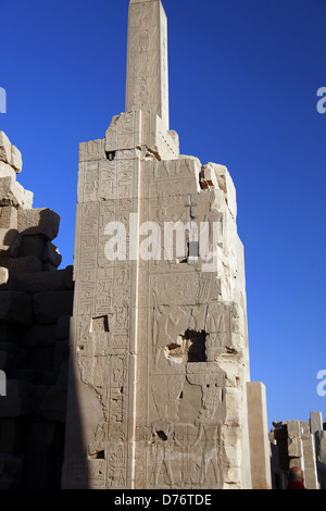 Geroglifici su obelisco della regina HAPSHETSUT TEMPIO DI ANUN Karnak Luxor Egitto 08 Gennaio 2013 Foto Stock