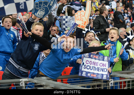 Giovani tifosi di football tifosi del Southend allo stadio di Wembley Foto Stock