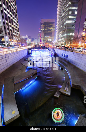 Flusso di cheonggyecheon a Seul, in Corea del Sud è il risultato di un massiccio rinnovamento urbano progetto. Foto Stock