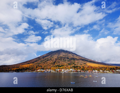 Mt. Nantai davanti al Lago Chuzenji in Nikko, Giappone. Foto Stock