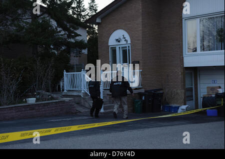 TORONTO, ca., 22 Apr 2013 - RCMP e Canadian Security Intelligence Service ufficiali entrare in casa di una delle via Rail terrorismo plot sospetti. RCMP e la polizia di Toronto ha ricercato la Cherokee Blvd. home del terrorismo sospetta Raed Jaser. Royal Canadian polizia montata hanno annunciato l arresto di due uomini da Toronto e Montreal che erano impegnati in una Al-Qaeda grafico supportato per far deragliare un via ferrovia treni passeggeri. Foto Stock