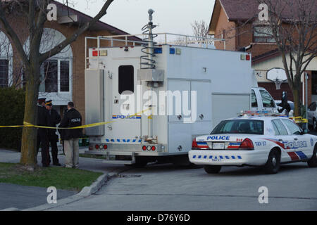 TORONTO, ca., 22 Apr 2013 -UN RCMP command post si trova al di fuori della casa di uno dei Toronto sospettati di terrorismo. RCMP e la polizia di Toronto ha ricercato la Cherokee Blvd. home del terrorismo sospetta Raed Jaser. Royal Canadian polizia montata hanno annunciato l arresto di due uomini da Toronto e Montreal che erano impegnati in una Al-Qaeda grafico supportato per far deragliare un via ferrovia treni passeggeri. Foto Stock