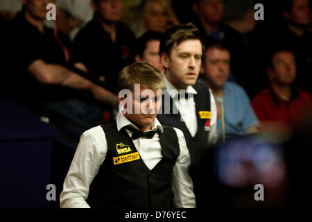 Sheffield, Regno Unito. Il 30 aprile 2013. MICHAEL WHITE in azione contro RICKY WALDEN durante i quarti di finale della Betfair World Snooker Championship al Crucible Theatre on April 30, 2013 a Sheffield, in Inghilterra. Credito: Michael Cullen / Alamy Live News Foto Stock