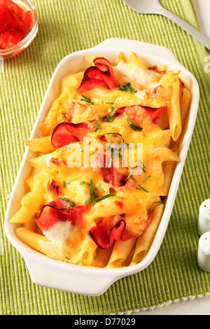 Forno di pasta cotta al forno con pancetta e formaggio Foto Stock