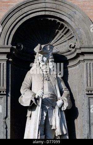 Napoli. L'Italia. Statua di Carlo III di Borbone o di Carlo III di Borbone sulla facciata del Palazzo Reale o palazzo reale. Otto d Foto Stock