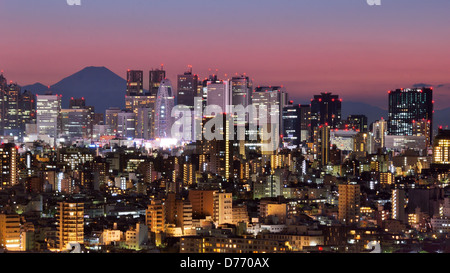 Skyline di Shinjuku, Tokyo, Giappone con Mt. Fuji visibile Foto Stock