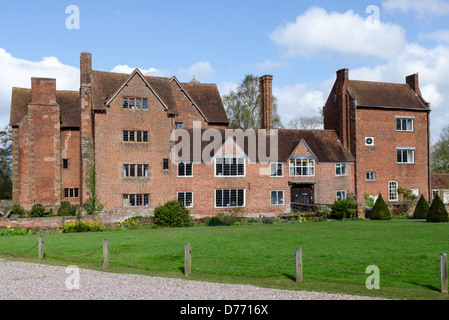 Harvington Hall, un moated medioevale e Elizabethan manor house nella frazione di Harvington in Worcestershire Foto Stock