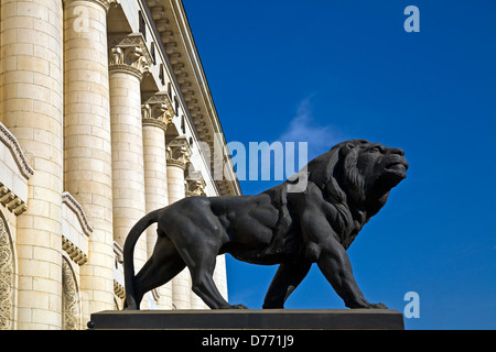 Statua di un leone, simbolo della Bulgaria Stato, al di fuori del diritto centrale corte edificio in Sofia Bulgaria Foto Stock