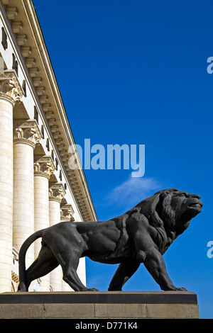 Statua di un leone, simbolo della Bulgaria Stato, al di fuori del diritto centrale corte edificio in Sofia Bulgaria Foto Stock