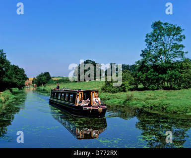 8685. Barca stretta sulla Oxford canal, Warwickshire, Inghilterra, Regno Unito, Europa Foto Stock