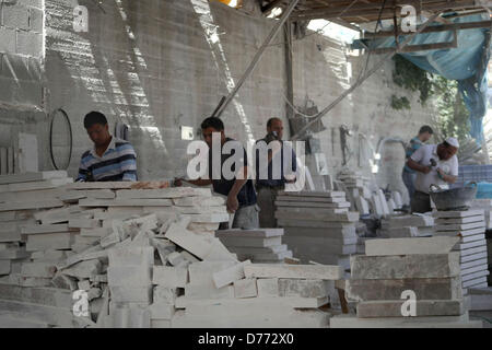 Aprile 30, 2013 - Hebron, West Bank, Territorio palestinese - palestinesi operai a lavorare in una officina di marmo alla vigilia della festa del lavoro, in Cisgiordania città di Hebron Aprile 30, 20130. Pietre e marmi fabbriche e cave, situati principalmente nella West Bank città di Betlemme e Hebron, sono il nucleo del settore industriale palestinese. Secondo l'Unione di pietra e marmo l'industria, il settore impiega circa 16.000 amministrativo, tecnico e manovali (credito Immagine: © Mamoun Wazwaz APA/images/ZUMAPRESS.com) Foto Stock