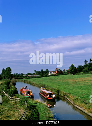 8680. Barche stretta sulla Oxford canal, Warwickshire, Inghilterra, Regno Unito, Europa Foto Stock