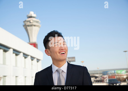 Traveler guardando il cielo in aeroporto Foto Stock