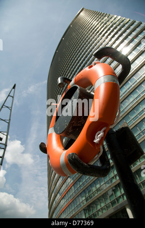 Londra, Regno Unito, salvagente e Buerohaus a West India Quay Foto Stock