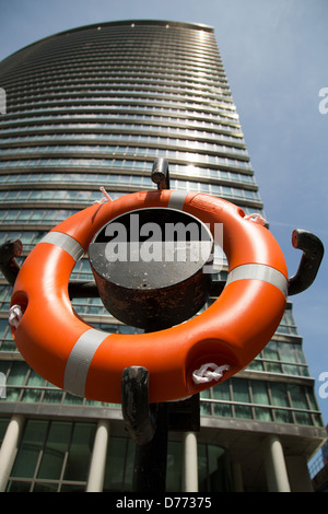 Londra, Regno Unito, salvagente e Buerohaus a West India Quay Foto Stock