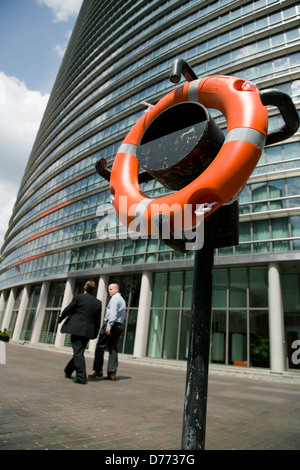 Londra, Regno Unito, salvagente e Buerohaus a West India Quay Foto Stock