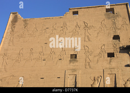 Rilievo del dio Horus HATHOR e Sekhmet sul Tempio di Horus pilone TEMPIO DI HORUS EDFU EGITTO 09 Gennaio 2013 Foto Stock