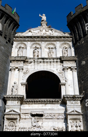 Napoli. L'Italia. Il bassorilievo dettaglio dell'arco trionfale che si erge tra due cilindriche torri di battaglia del Castel Nuovo. T Foto Stock