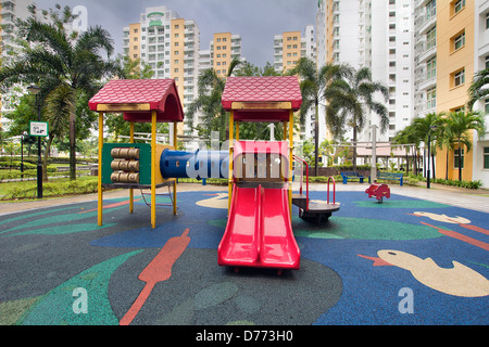 La gomma Ducky tema giochi per bambini con scivoli rosso nell'edilizia pubblica in Singapore Punggol District Foto Stock