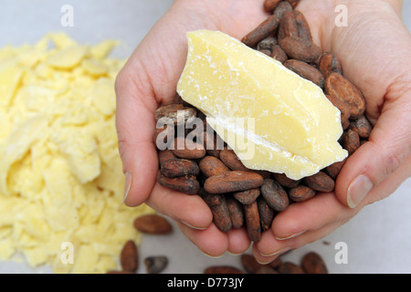 Handewitt, Germania tostati chicchi di cacao in una fabbrica di cioccolato Foto Stock