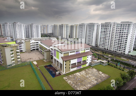 Singapore Goernment alloggiamento pubblico con la scuola pubblica nel quartiere Punggol Foto Stock