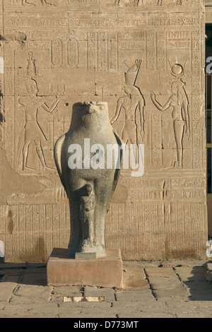 Statua in granito del dio falco Horus di Edfu Egitto 09 Gennaio 2013 Foto Stock