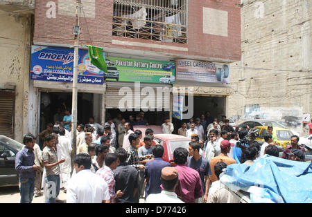 Di Karachi, Pakistan. Il 30 aprile 2013. Le persone si raccolgono al di fuori del negozio dopo la bombola di gas blast in fase di difesa 4 area in Karachi il Martedì, Aprile 30, 2013 Credit: Asianet-Pakistan / Alamy Live News Foto Stock