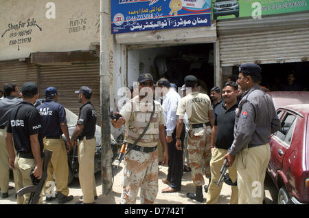 Di Karachi, Pakistan. Il 30 aprile 2013. Le persone si raccolgono al di fuori del negozio dopo la bombola di gas blast in fase di difesa 4 area in Karachi il Martedì, Aprile 30, 2013. Credito: Asianet-Pakistan / Alamy Live News Foto Stock