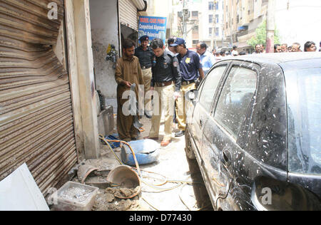 Di Karachi, Pakistan. Il 30 aprile 2013. Le persone si raccolgono al di fuori del negozio dopo la bombola di gas blast in fase di difesa 4 area in Karachi il Martedì, Aprile 30, 2013. Credito: Asianet-Pakistan / Alamy Live News Foto Stock