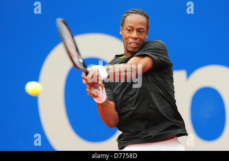 La Francia di Gael Monfils restituisce la palla durante la partita contro l'Austria Melzer al Torneo ATP di Monaco di Baviera, Germania, il 30 aprile 2013. Foto: MARC MUELLER Foto Stock