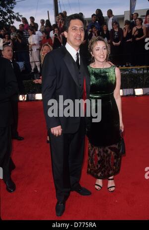 RAY romano con la moglie Anna Scarpulla al sesto e Screen Actors Guild awards a Shrine Auditorium di Los Angeles 2000.k18159fb.(Immagine di credito: © Fitzroy Barrett/Globe foto/ZUMAPRESS.com) Foto Stock