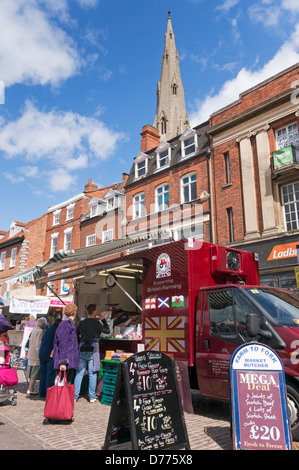 Mobile macelleria van in Newark Market Place con la chiesa parrocchiale in background England Regno Unito Foto Stock