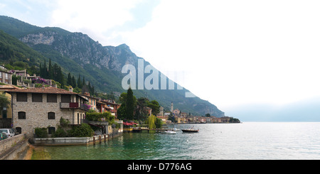 Gargnano, Italia, la frazione di Villa, il lago e le colline ai piedi del Monte Baldo Foto Stock