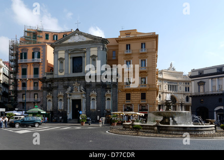 Napoli. L'Italia. Vista della Piazza Trento e Trieste che si apre con la più grande piazza del Plebiscito nella città di Napoli. Il Foto Stock