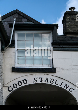 BUXTON, DERBYSHIRE, Regno Unito - 20 APRILE 2013: Firma sul Sun Inn Pub, un vecchio Coaching Inn Foto Stock