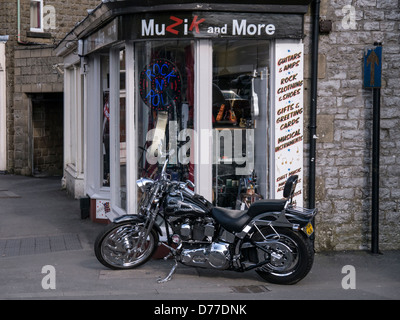 BUXTON, DERBYSHIRE, Regno Unito - 20 APRILE 2013: Motocicletta Harley Davidson parcheggiata all'esterno del negozio Foto Stock