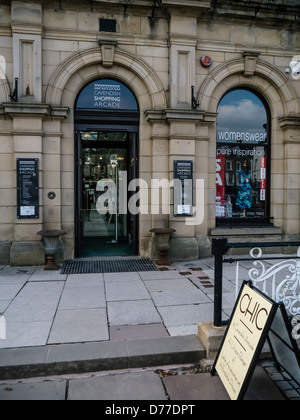 BUXTON, DERBYSHIRE, Regno Unito - 20 APRILE 2013: Ingresso alla Galleria Cavendish che si trova all'interno dei bagni restaurati Foto Stock