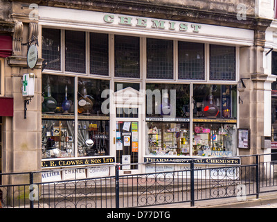 BUXTON, DERBYSHIRE, Regno Unito - 20 APRILE 2014: Negozio chimico tradizionale in città Foto Stock