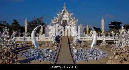 Il Wat Rong Khun il tempio bianco donato dal pittore Chalermchai Kositpipat Foto Stock