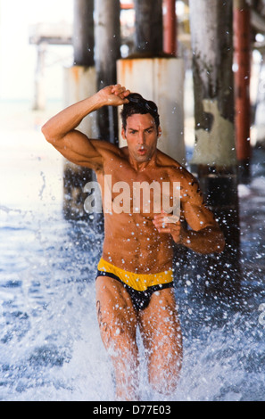 Finitura Triathalon, atleta esce acqua, rimozione di occhiali, spalshing acqua, Miami Foto Stock