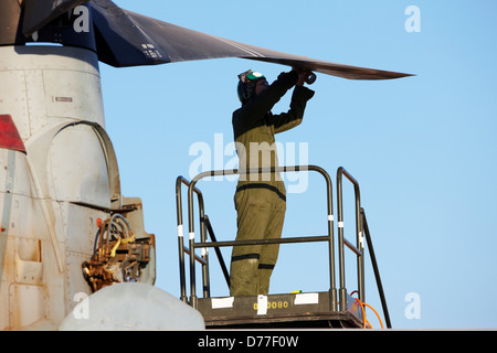 Marina degli Stati Uniti di manutenzione di aeromobili specialista ispeziona lama proprotor MV-22 Osprey Camp Bastion provincia di Helmand Foto Stock