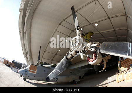 Corpo della Marina degli Stati Uniti MV-22 in expeditionary hangar di manutenzione bastione Camp provincia di Helmand in Afghanistan Foto Stock