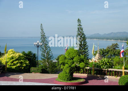 Norfolk pini al codolo Wat Sai on Khao Tong Chai montagna con vista spettacolare del divieto Krut beach nel sud della Thailandia Foto Stock