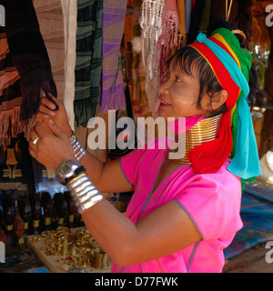 Karen lungo collo donna gruppo etnico provincia di Chiang Rai Thailandia Foto Stock