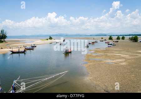 Barche da pesca ancorate in ingresso dal mare nel sud della Thailandia Foto Stock