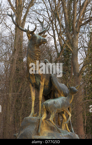 Una grande scultura in bronzo di un cervo con il suo doe e un cerbiatto, dallo scultore George Gardet, nel Parc de Sceaux. A sud di Parigi. La Francia. Foto Stock