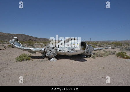 Beechcraft modello 18 recante il deserto del Nevada nel sole caldo. Foto Stock