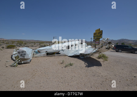 Beechcraft modello 18 recante il deserto del Nevada nel sole caldo. Foto Stock