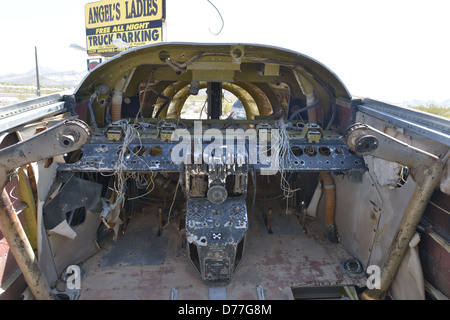 Beechcraft modello 18 recante il deserto del Nevada nel sole caldo. Foto Stock