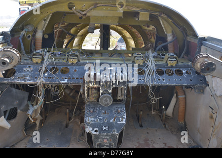 Beechcraft modello 18 recante il deserto del Nevada nel sole caldo. Foto Stock